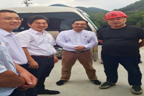 市委常委、區(qū)委書記葛學(xué)斌視察古堰畫鄉(xiāng)游客接待中心建設(shè)項目